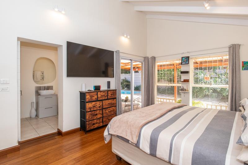 5 Bedroom Property for Sale in Meadowridge Western Cape